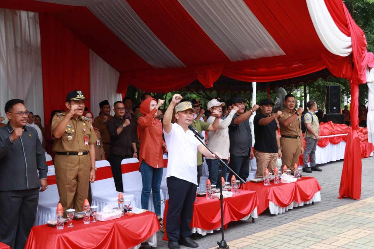 Gubernur Sugianto Sabran Didampingi Ketua TP-PKK Ivo Sugianto Sabran Lakukan Penyaluran Bansos dan Lauching Bansos Fungsi Pendidikan Kalteng BERKAH