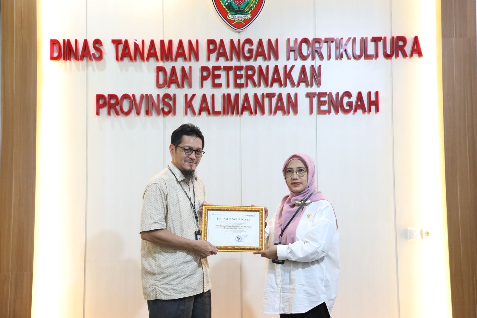 Kadis TPHP Sunarti Terima Piagam Penghargaan dari BPS Provinsi Kalteng