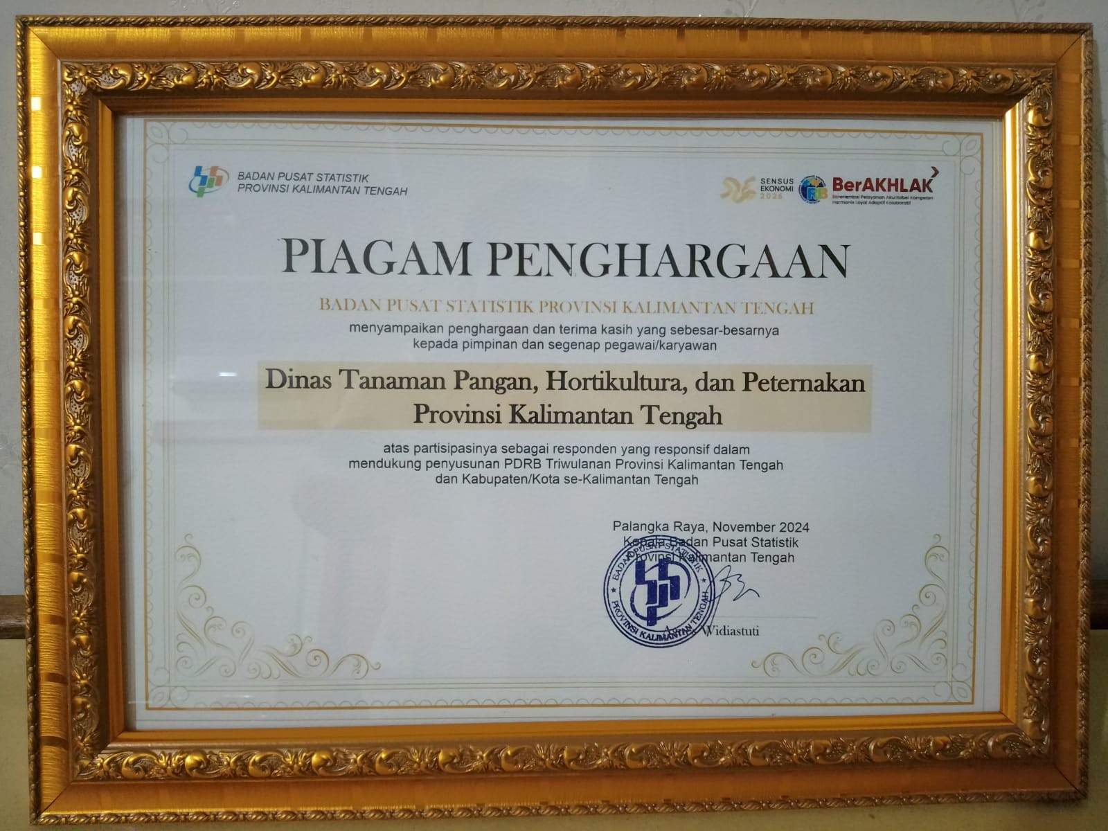 Kadis TPHP Sunarti Terima Piagam Penghargaan dari BPS Provinsi Kalteng