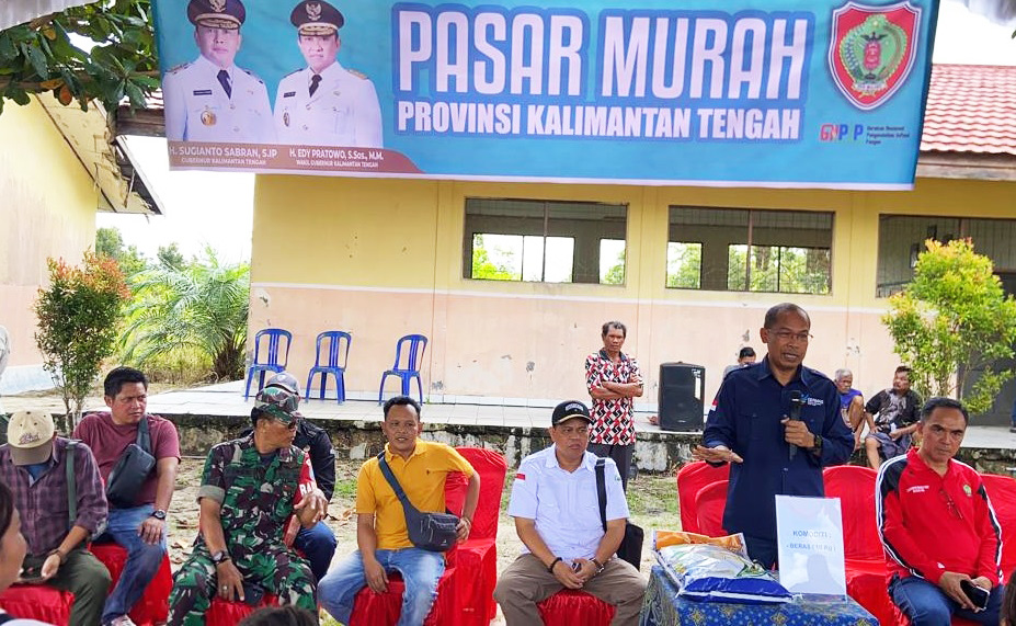 Kepala Dinkes Prov. Kalteng Suyuti Syamsul Salurkan Bantuan Paket Beras Melalui Pasar Murah Berbagi Berkah