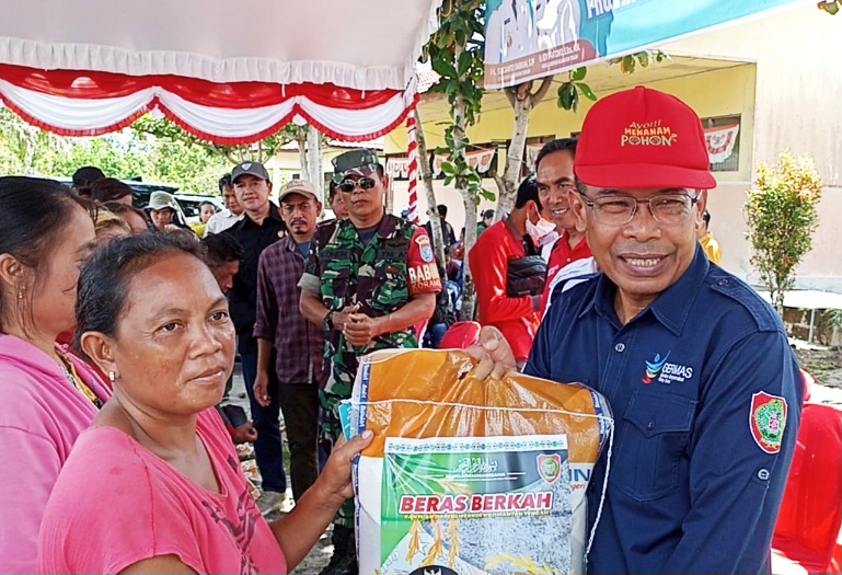 Kepala Dinkes Prov. Kalteng Suyuti Syamsul Salurkan Bantuan Paket Beras Melalui Pasar Murah Berbagi Berkah