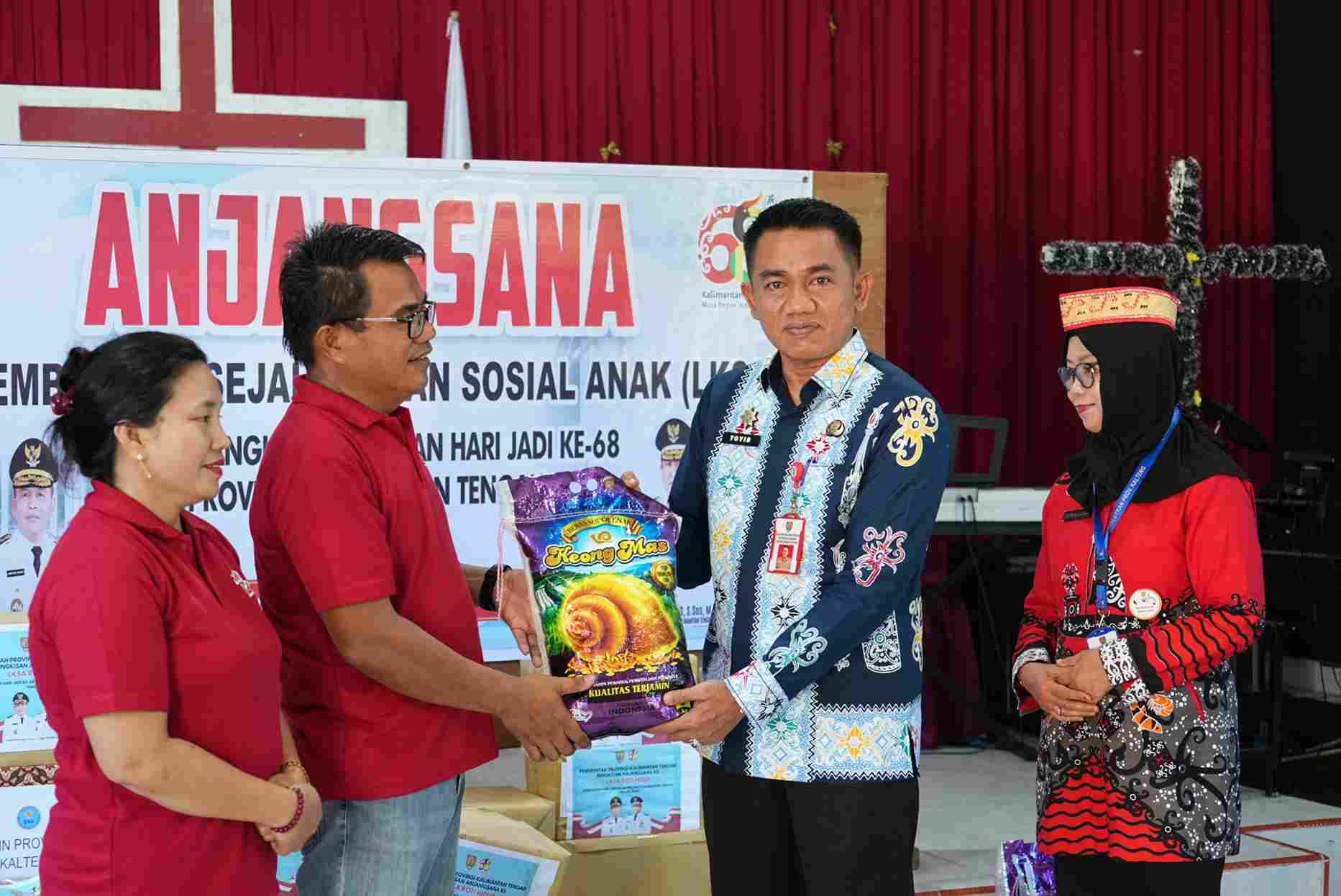 Kalaksa BPBD Prov. Kalteng Ahmad Toyib Turut Serahkan Bantuan