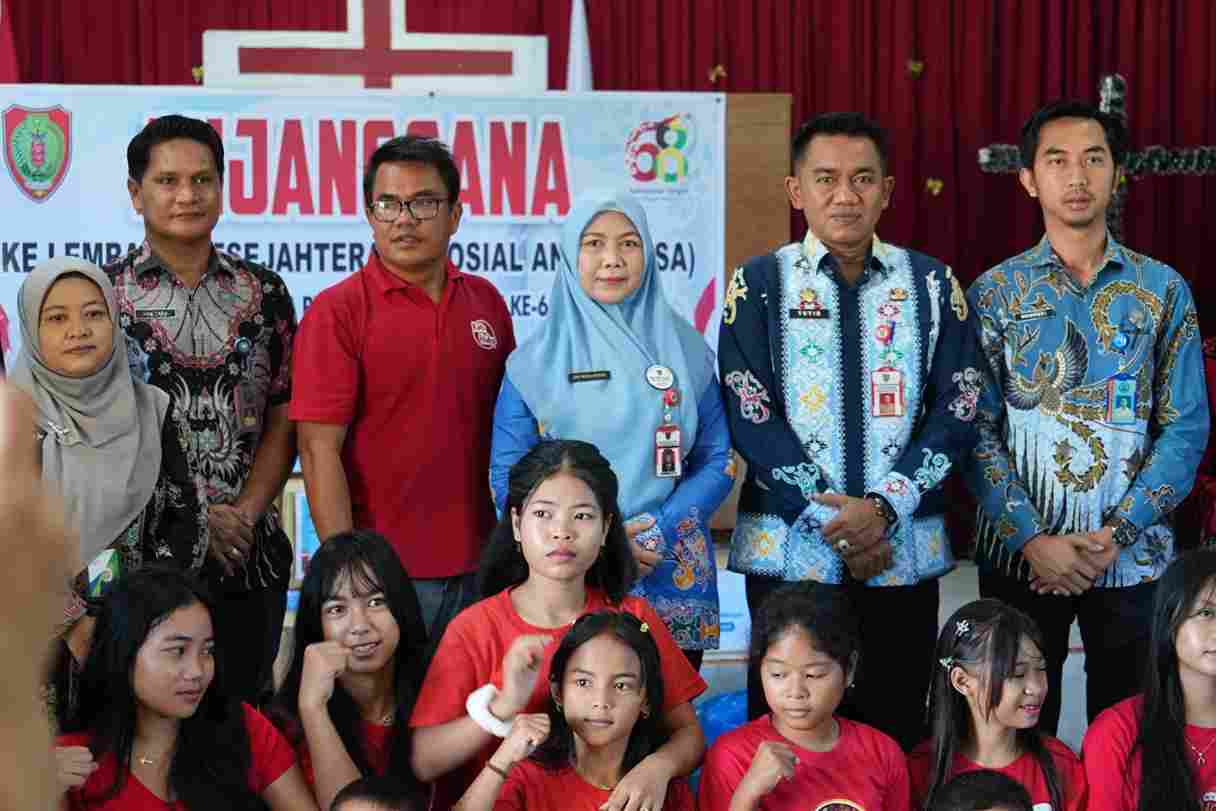Kalaksa BPBD Prov. Kalteng Ahmad Toyib Turut Serahkan Bantuan