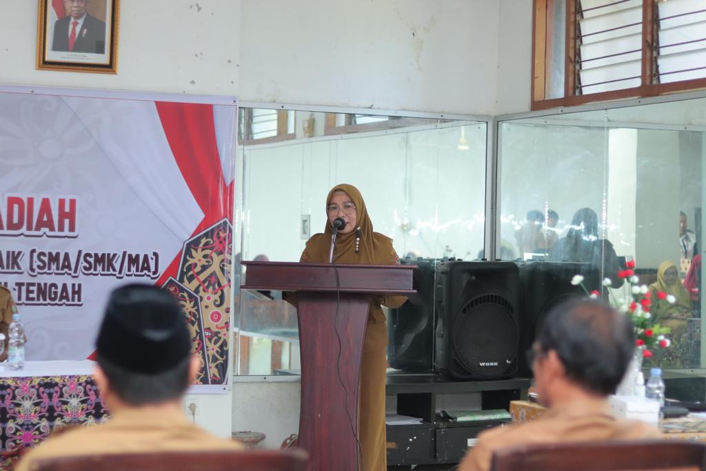 Kadispursip Nunu Andriani Serahkan Hadiah Kepada Para Pemenang Lomba Perpustakaan SMA/SMK/MA Terbaik Tingkat Prov. Kalteng