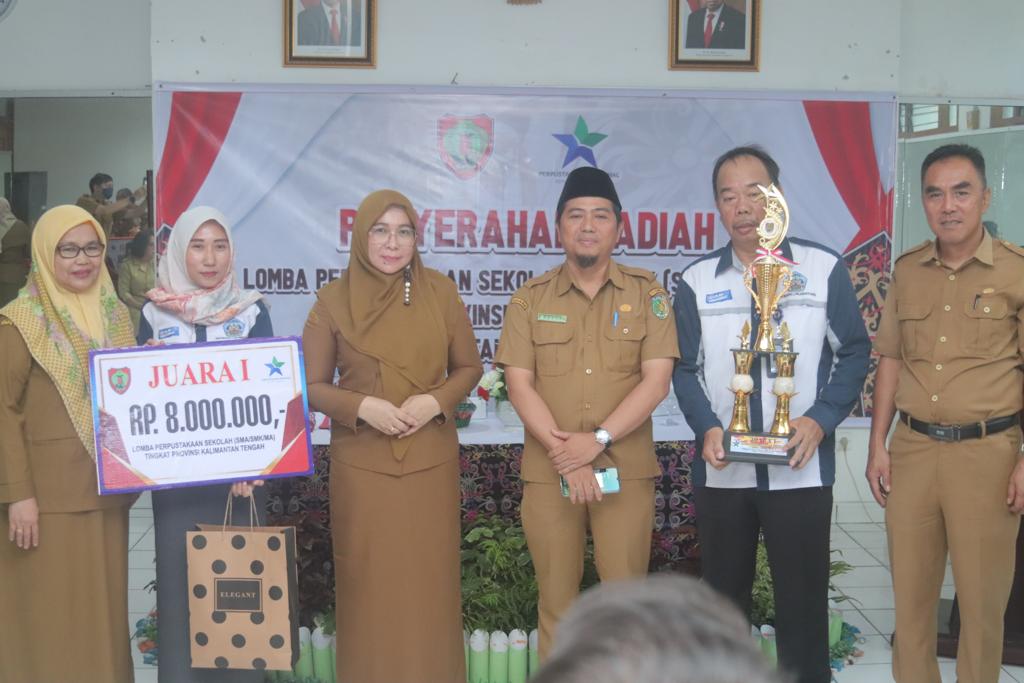 Kadispursip Nunu Andriani Serahkan Hadiah Kepada Para Pemenang Lomba Perpustakaan SMA/SMK/MA Terbaik Tingkat Prov. Kalteng