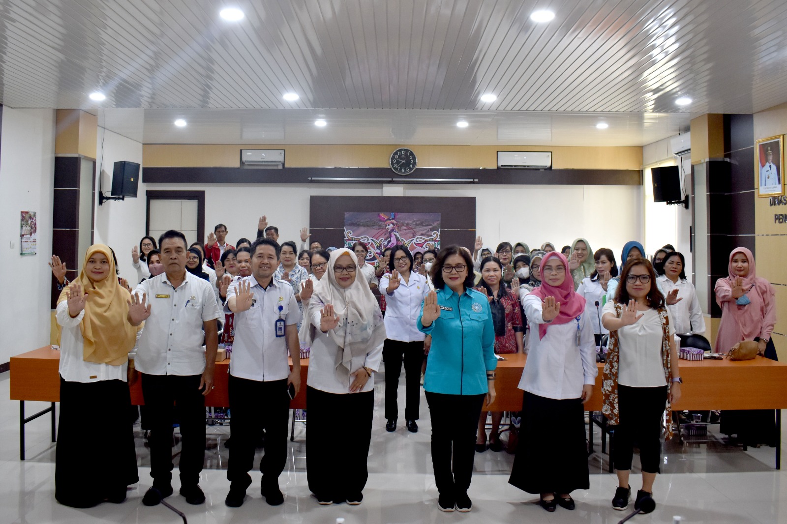 Kepala DP3APPKB Linae Victoria Aden : Mengedukasi Para Siswa Maupun Warga Sekolah Secara Langsung Maupun Melakukan Deteksi Lebih Dini Terhadap Indikasi Kekerasan Seksual