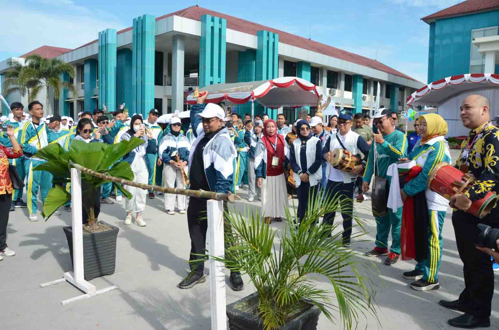 Sekretaris Dinkes Rainer Danny P Mamahit Buka Pekan Olahraga dan Seni Mahasiswa Kesehatan Poltekkes V Regional II