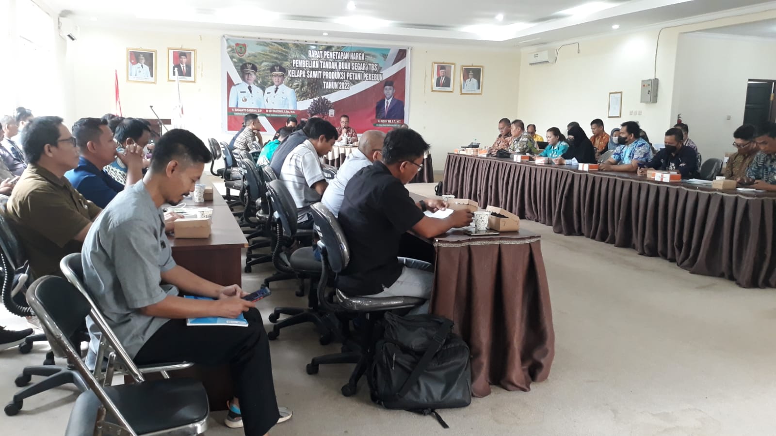 Disbun Prov. Kalteng Gelar Agenda Rutin Rapat Penetapan Harga TBS Kelapa Sawit Produksi Pekebun