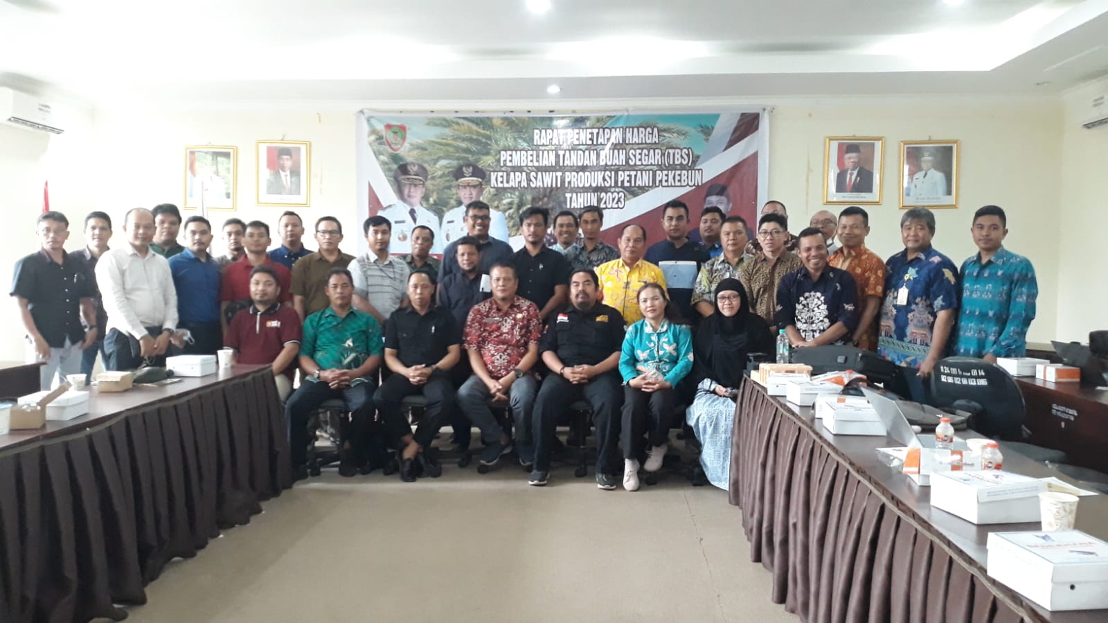 Disbun Prov. Kalteng Gelar Agenda Rutin Rapat Penetapan Harga TBS Kelapa Sawit Produksi Pekebun