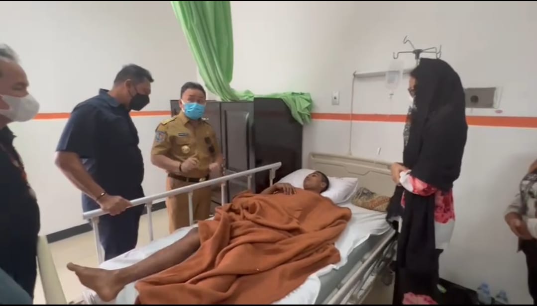 Gubernur Kalteng Sugianto Sabran Kunjungi Korban Kerusuhan yang Tengah Dirawat di RSUD Doris Sylvanus Palangka Raya