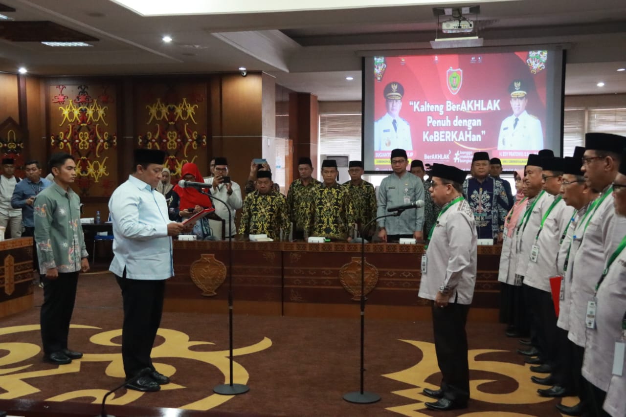 Wagub Kalteng Edy Pratowo Lantik Dewan Hakim dan Panitera MTQH XXXII