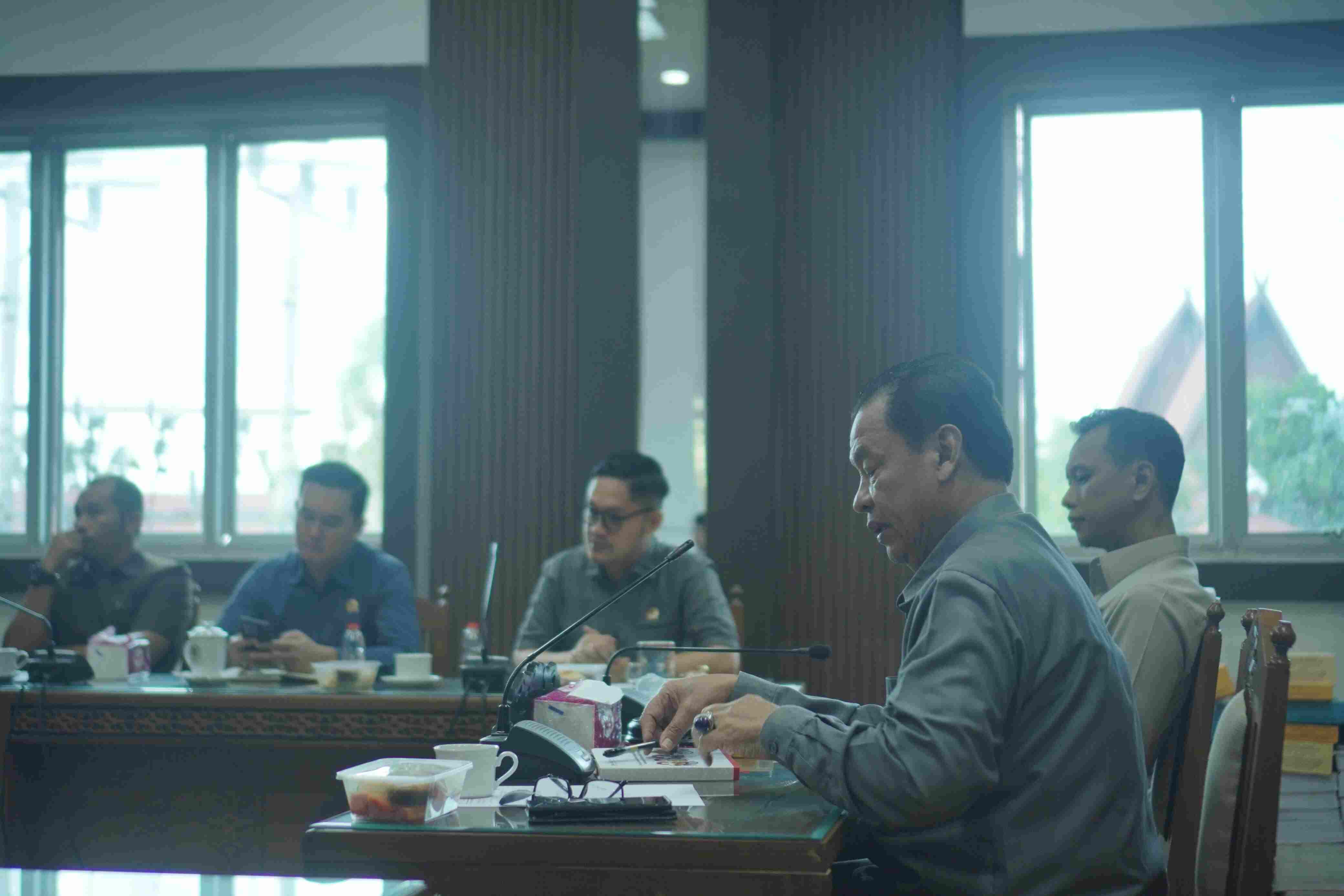 Plt. Kadisdik Kalteng Muhammad Reza Prabowo Memaparkan Program Unggulan Dalam Rakor Komisi III DPRD Provinsi Kalteng dengan OPD Mitra