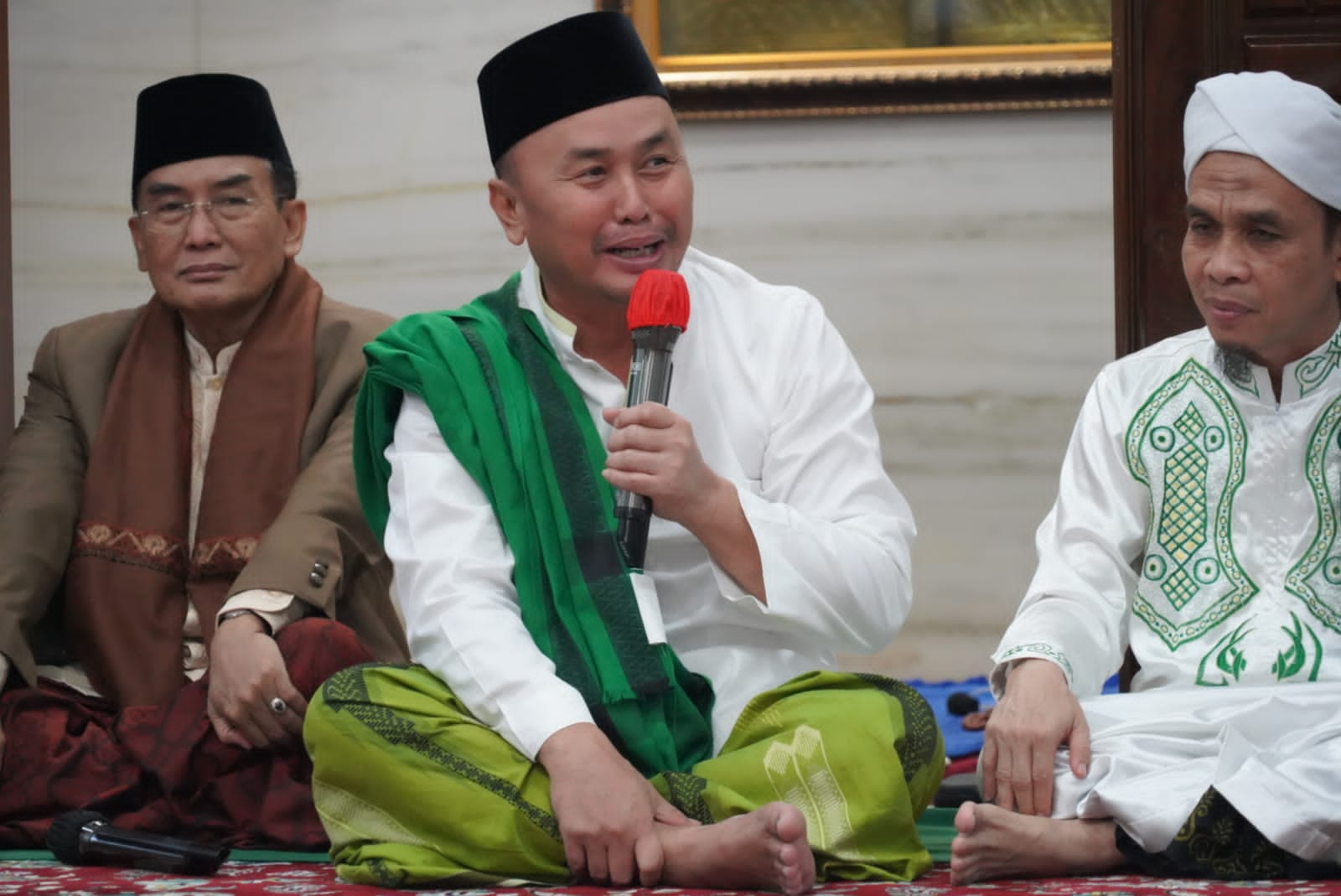 Gubernur Sugianto Sabran Menunaikan Salat Subuh Berjamaah Di Musholla Asy-Syifa Rumah Jabatan Gubernur Kalteng