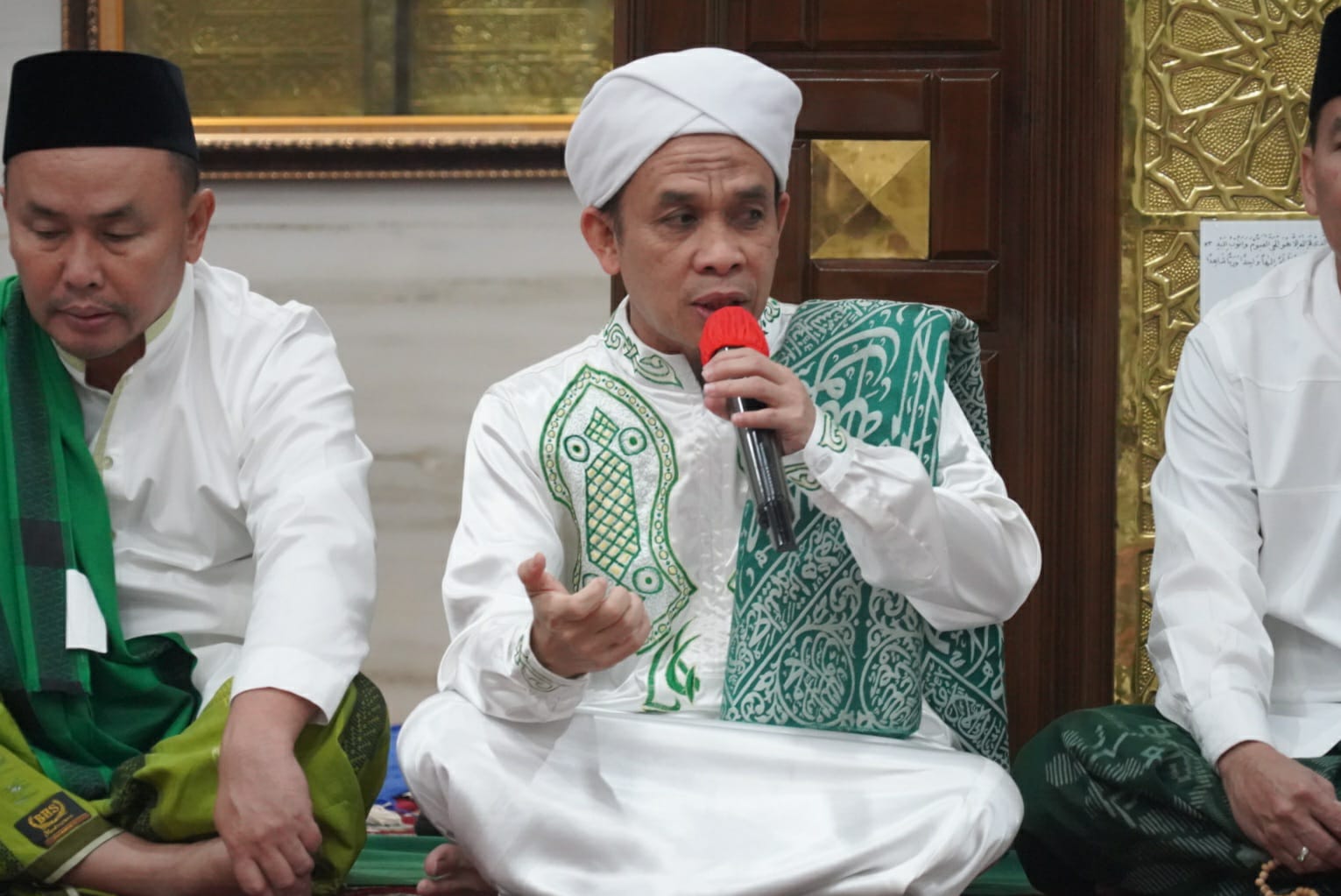 Gubernur Sugianto Sabran Menunaikan Salat Subuh Berjamaah Di Musholla Asy-Syifa Rumah Jabatan Gubernur Kalteng