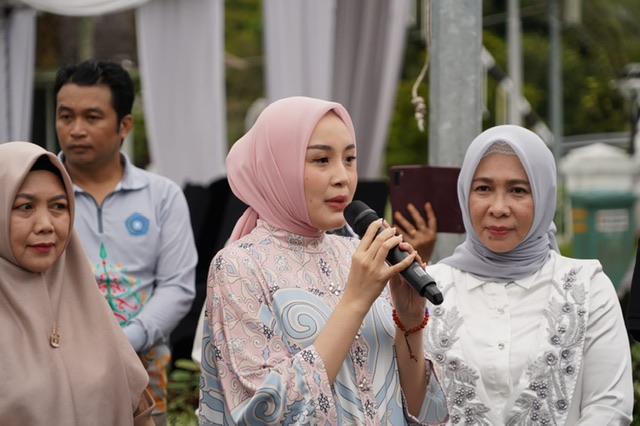 Ketua TP-PKK Prov. Kalteng Aisyah Thisia Agustiar Sabran Bagi 1.000 Takjil Kepada Masyarakat