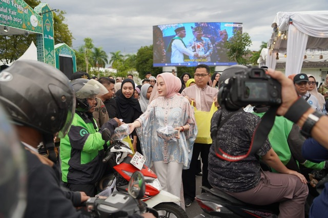 Ketua TP-PKK Prov. Kalteng Aisyah Thisia Agustiar Sabran Bagi 1.000 Takjil Kepada Masyarakat