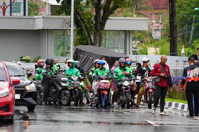 Ketua TP-PKK Prov. Kalteng Aisyah Thisia Agustiar Sabran Bagi 1.000 Takjil Kepada Masyarakat