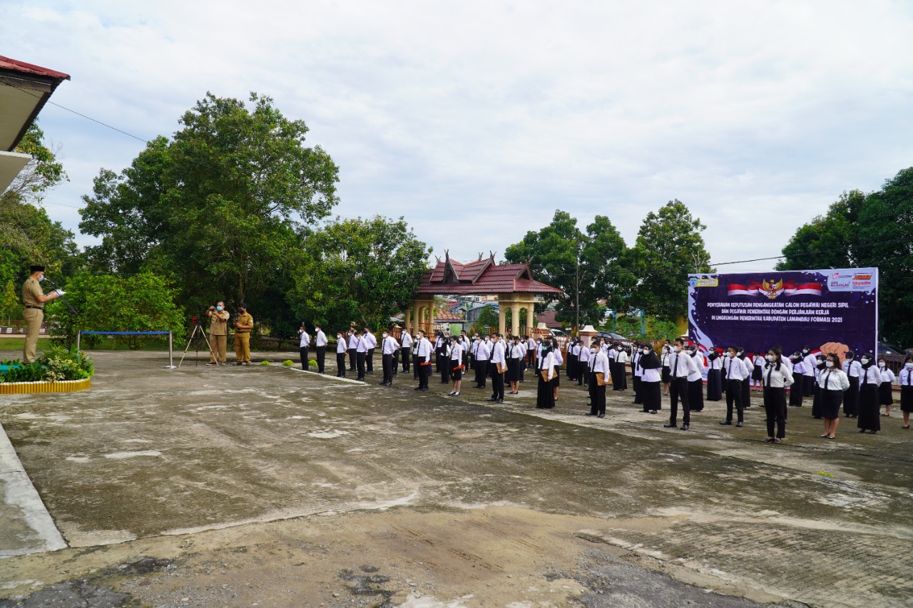 Bupati Lamandau Serahkan Keputusan Pengangkatan CPNS Dan PPPK