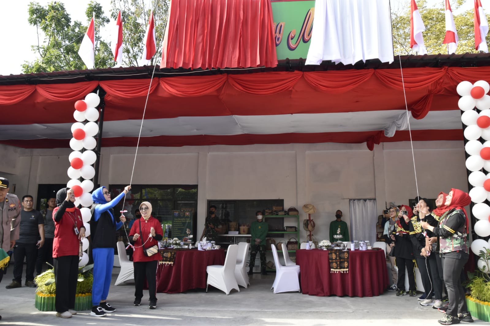 Ketua Dekranasda Kalteng Ivo Sugianto Sabran Launching Talawang Mart Warung Berkah