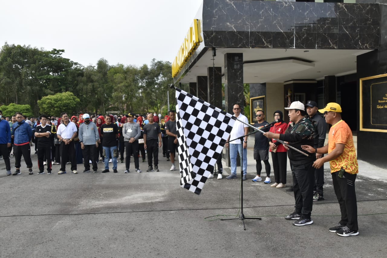 Wagub Kalteng Edy Pratowo Lepas Jalan Sehat Jumat Berkah Yang Digelar Korem 102/Panju Panjung