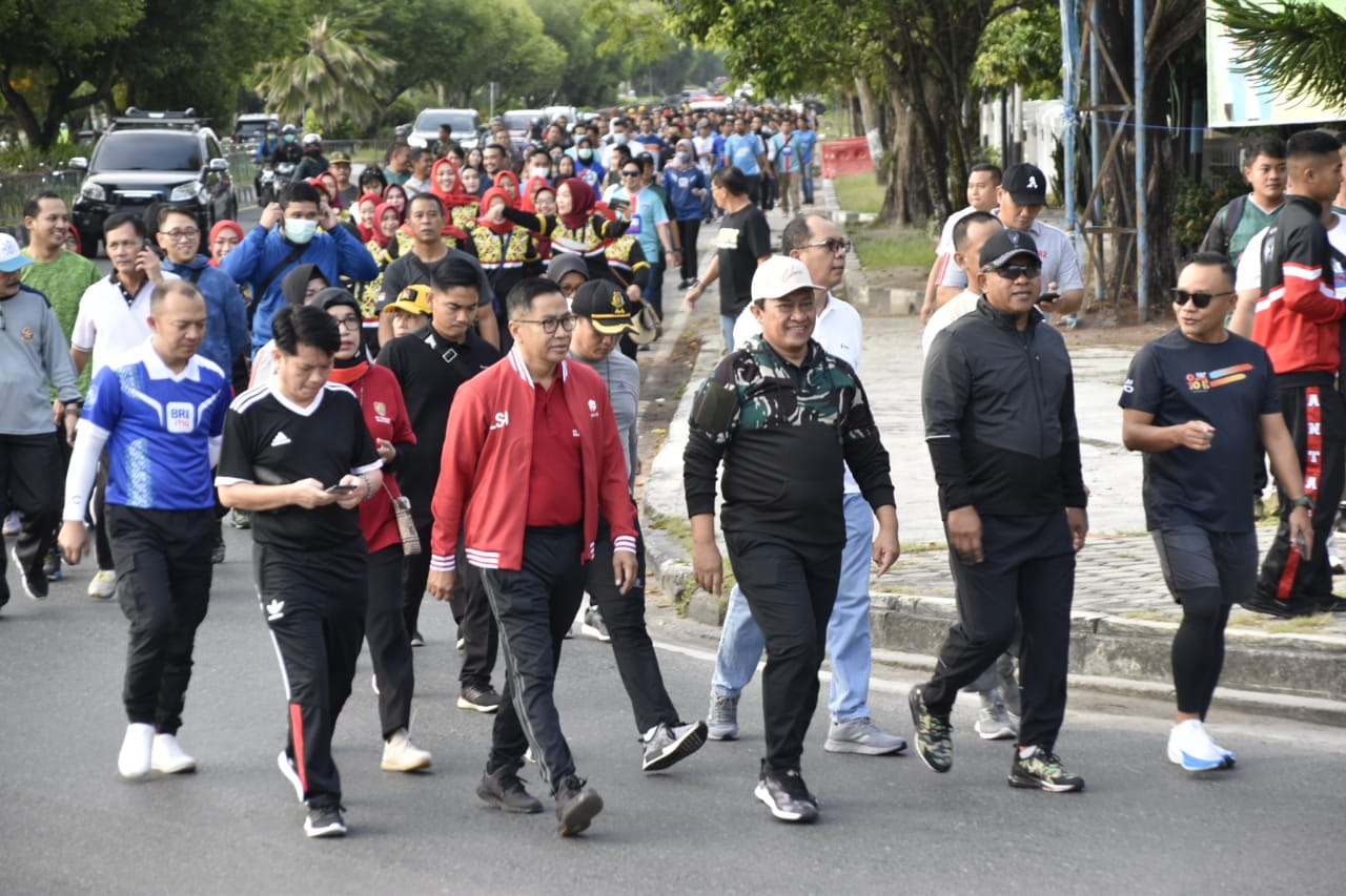 Wagub Kalteng Edy Pratowo Lepas Jalan Sehat Jumat Berkah Yang Digelar Korem 102/Panju Panjung