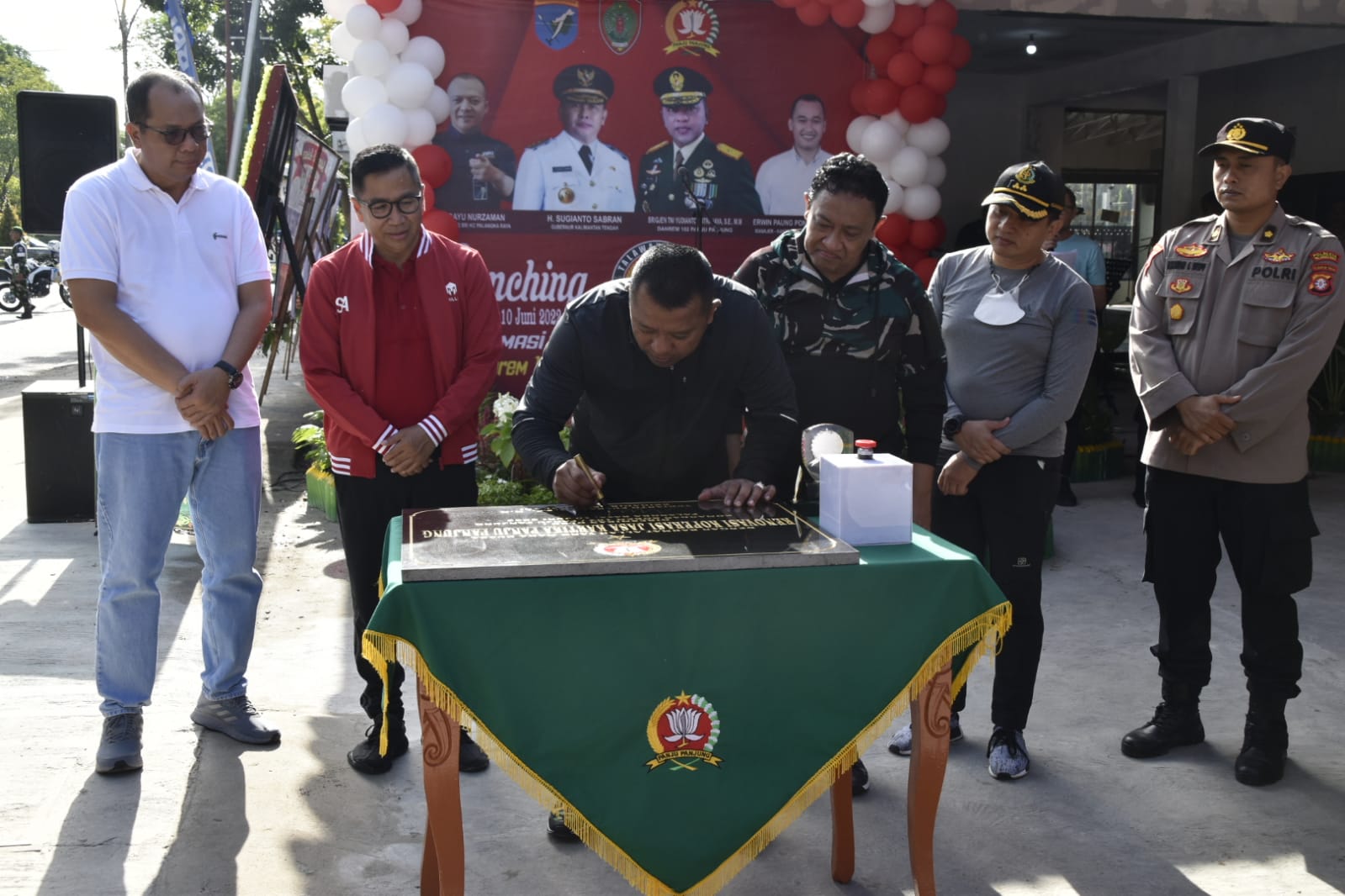 Wagub Kalteng Edy Pratowo Lepas Jalan Sehat Jumat Berkah Yang Digelar Korem 102/Panju Panjung