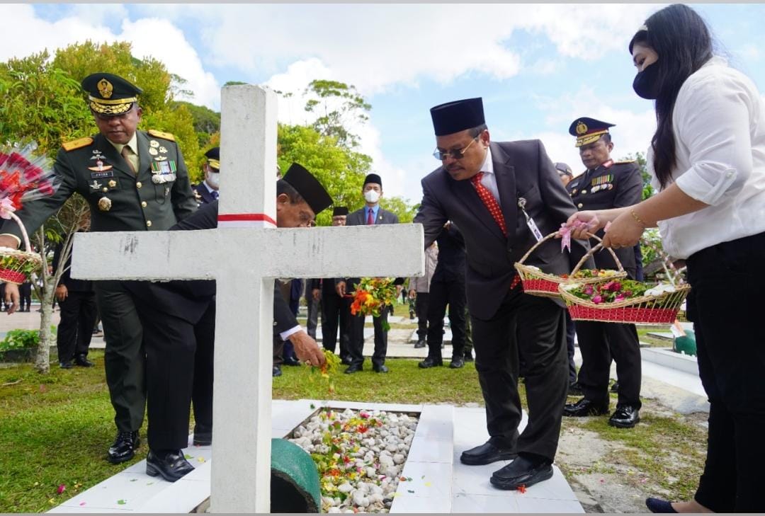 Sekda Prov. Kalteng Ikuti Upacara Ziarah Dan Tabur Bunga Dalam Rangka Peringatan Hari Pahlawan