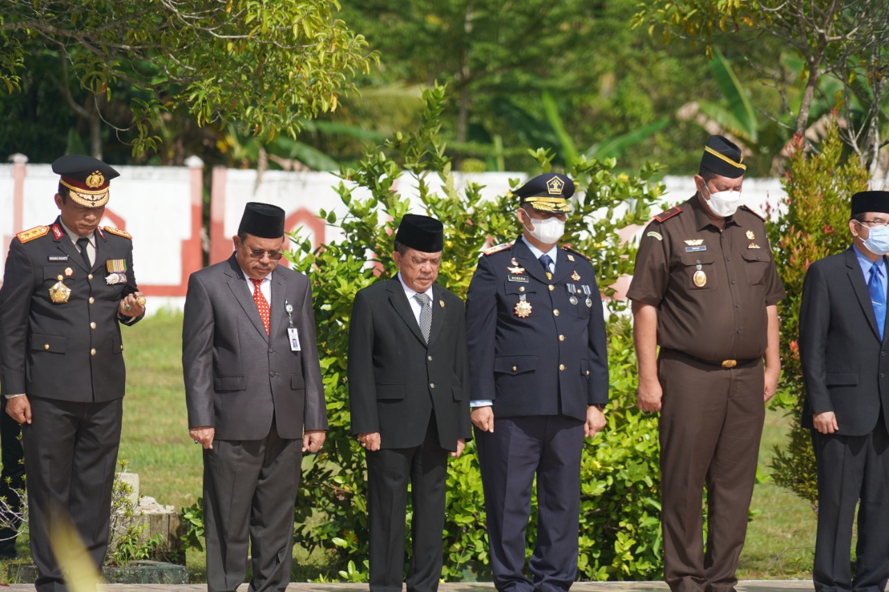 Sekda Prov. Kalteng Ikuti Upacara Ziarah Dan Tabur Bunga Dalam Rangka Peringatan Hari Pahlawan