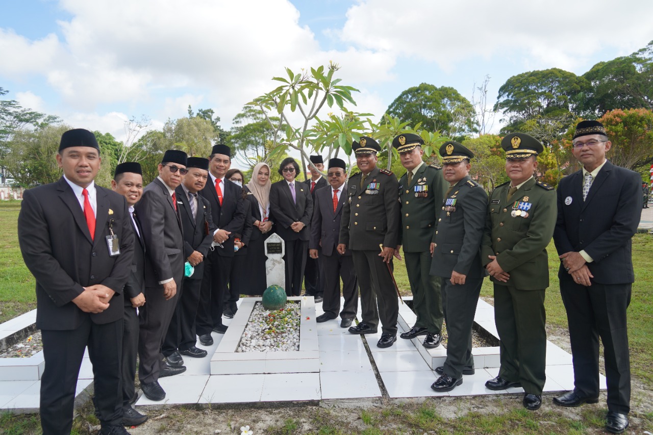 Sekda Prov. Kalteng Ikuti Upacara Ziarah Dan Tabur Bunga Dalam Rangka Peringatan Hari Pahlawan