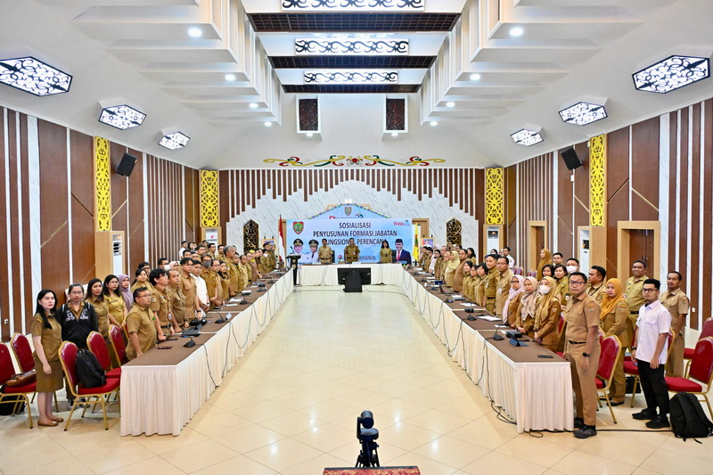 Kepala Bapperida Prov. Kalteng Leonard S. Ampung Hadiri Sosialisasi Penyusunan Formasi Jabatan Fungsional Perencana