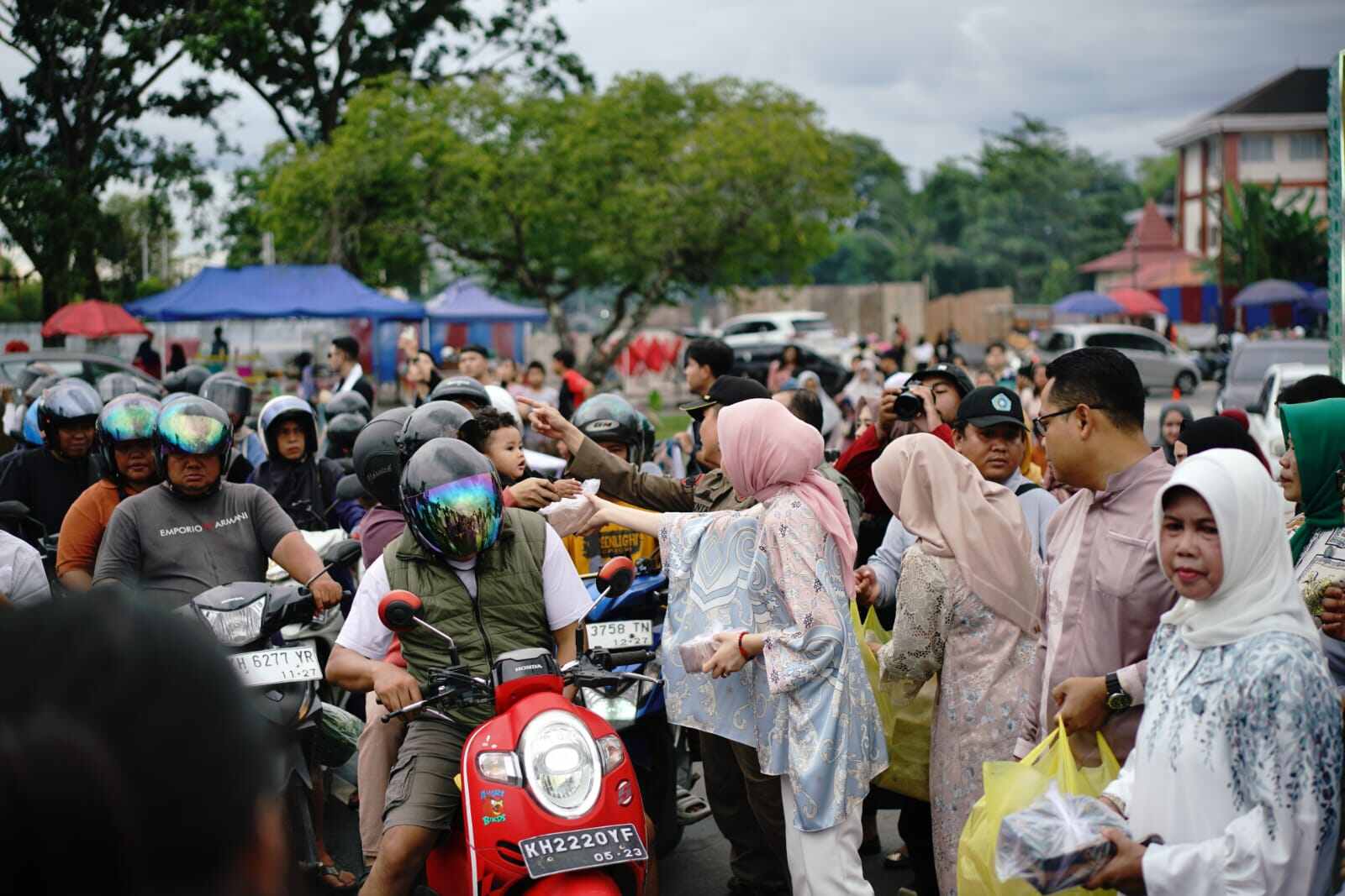 Mahasiswa UMPR Turut Berpartisipasi Bersama Ketua TP-PKK Bagikan 1.000 Takjil