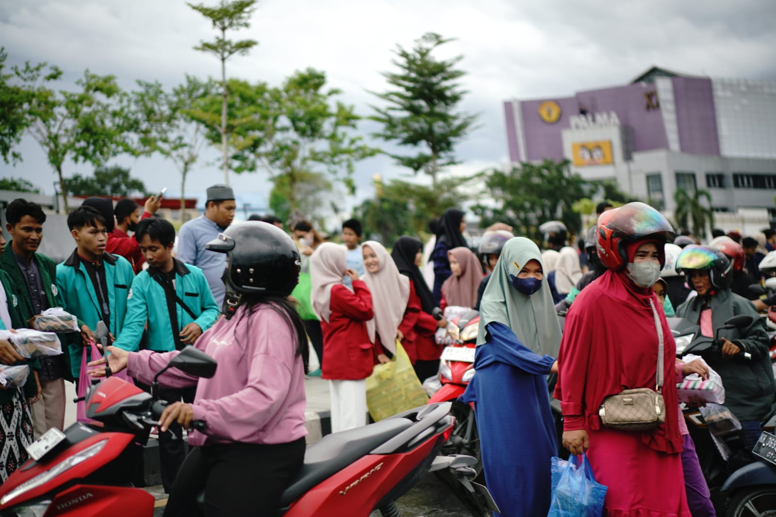 Mahasiswa UMPR Turut Berpartisipasi Bersama Ketua TP-PKK Bagikan 1.000 Takjil