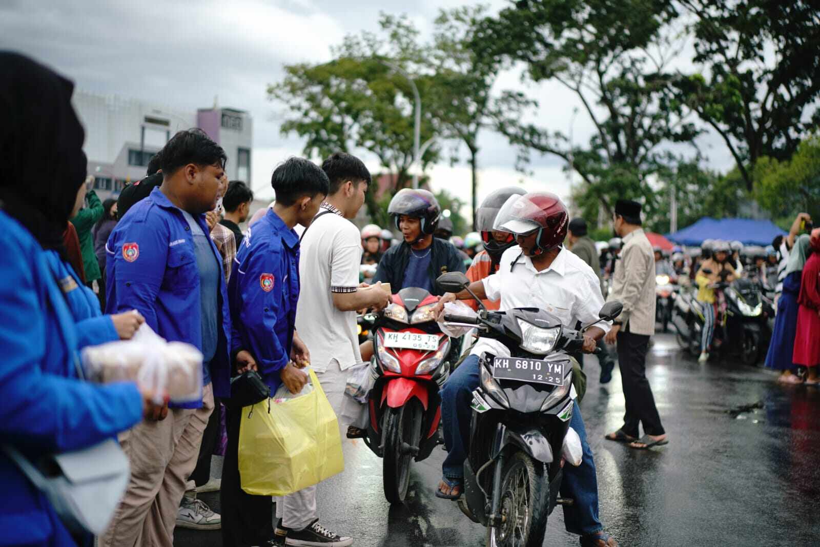 6 OKP Berpartisipasi Dalam Pembagian 1.000 Takjil Bersama Ketua TP-PKK Kalteng