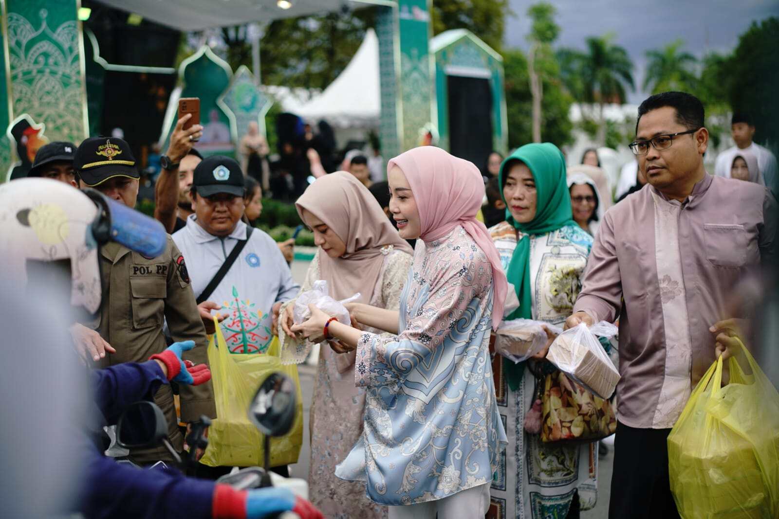 6 OKP Berpartisipasi Dalam Pembagian 1.000 Takjil Bersama Ketua TP-PKK Kalteng