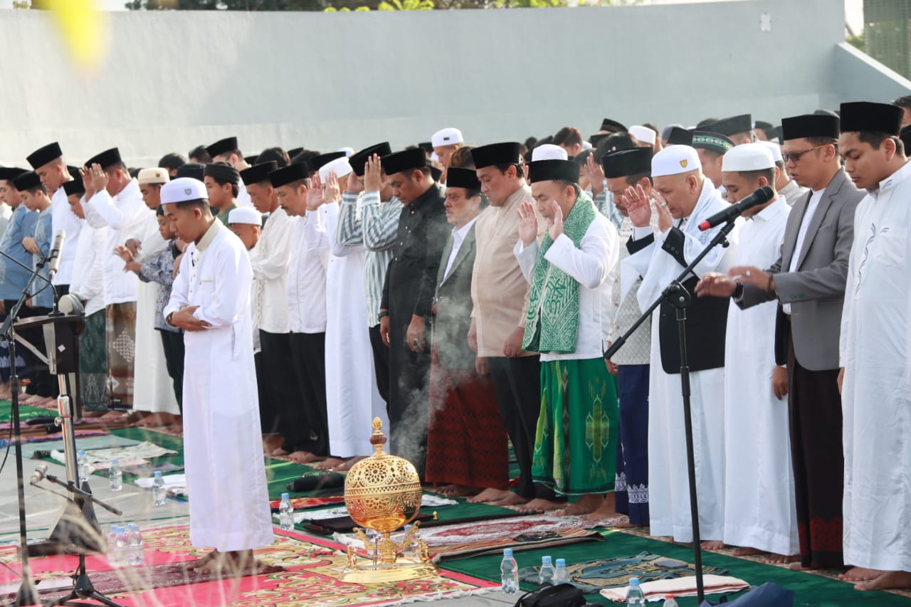 Gubernur Kalteng Sugianto Sabran Didampingi Istri Ivo Sugianto Sabran Beserta Keluarga, dan Jajaran Pemprov. Kalteng Ikuti Salat Idulfitri 1445 H