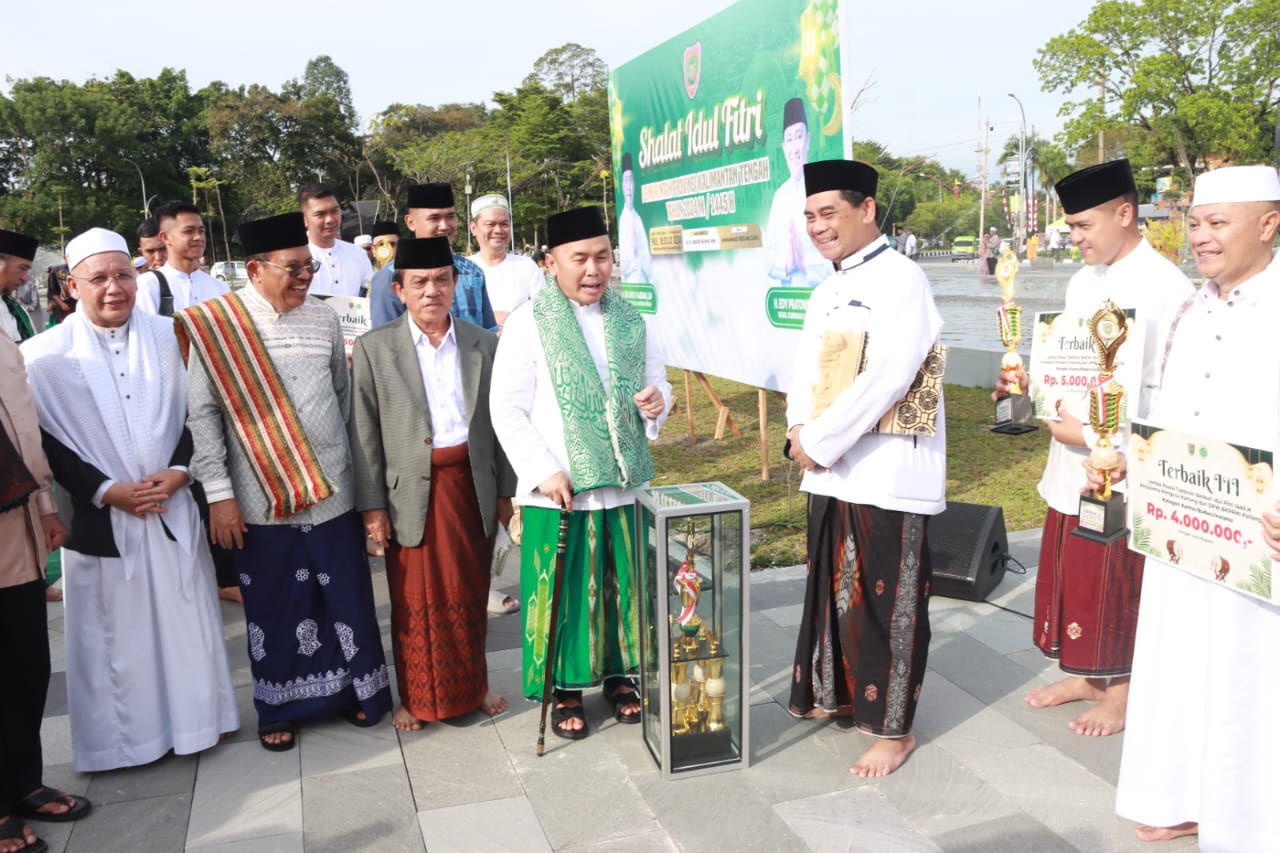 Gubernur Kalteng Sugianto Sabran Didampingi Istri Ivo Sugianto Sabran Beserta Keluarga, dan Jajaran Pemprov. Kalteng Ikuti Salat Idulfitri 1445 H