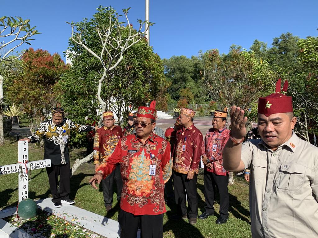 Dinas Perpustakaan dan Arsip Prov. Kalteng Ikuti Kegiatan Upacara Ziarah di Taman Makam Pahlawan