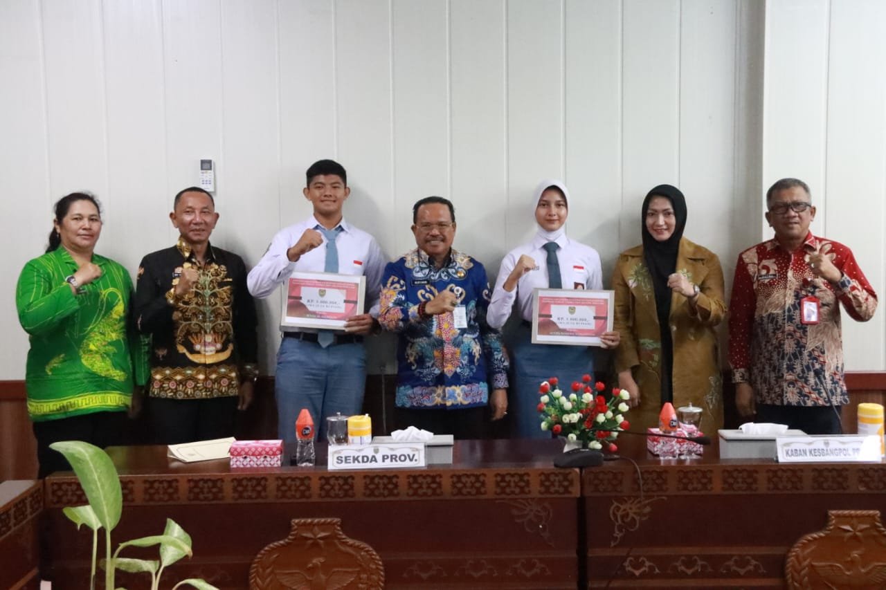 Sekda Nuryakin Lepas Calon Paskibraka Tingkat Pusat Utusan Provinsi Kalteng Tahun 2024