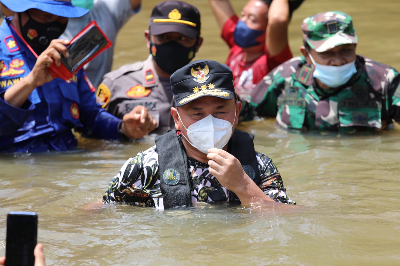 Gubernur Kalteng Tinjau dan Distribusikan Langsung Bantuan Dampak Banjir di Kuala Kuayan Kotim