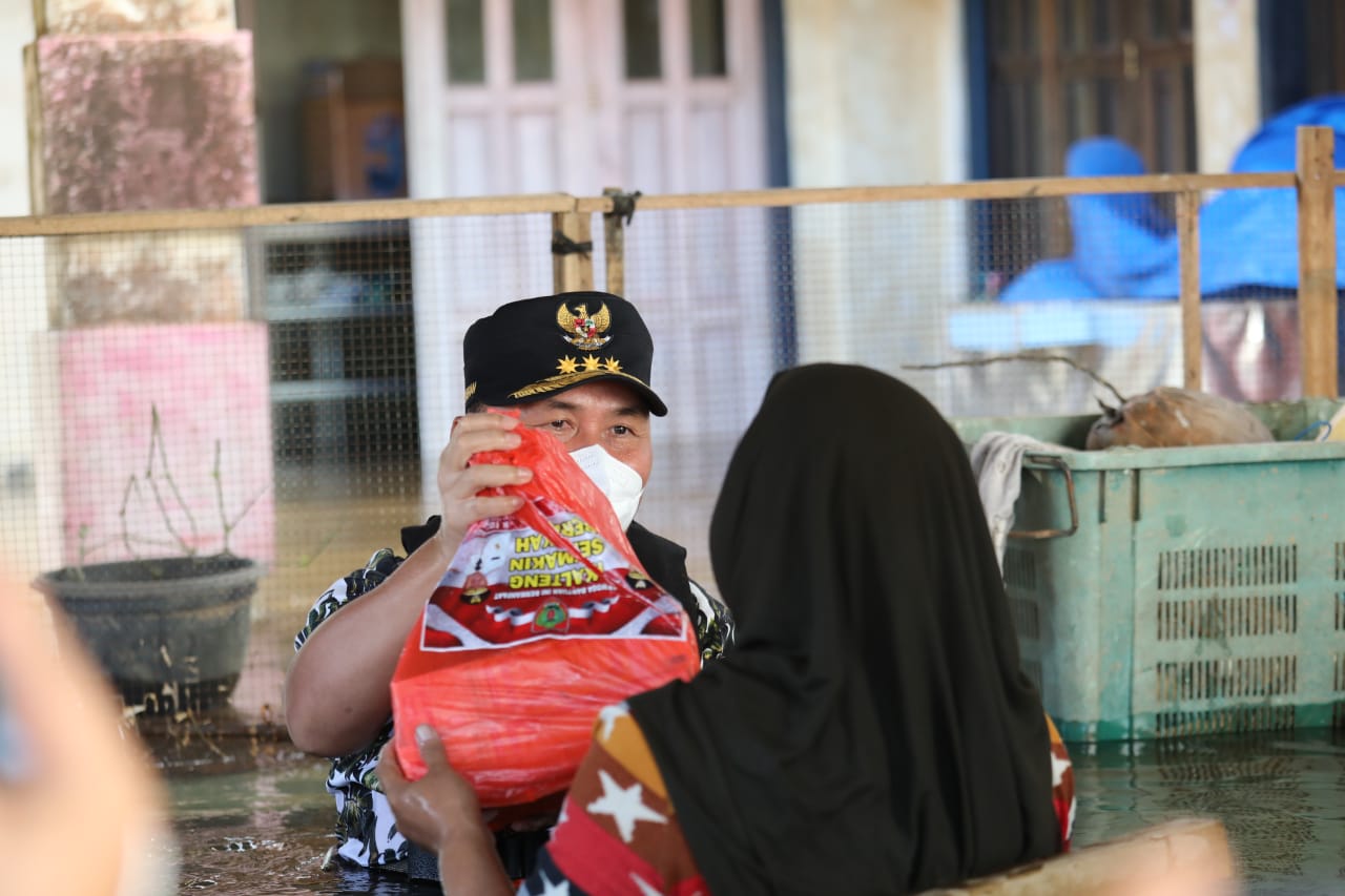 Gubernur Kalteng Tinjau dan Distribusikan Langsung Bantuan Dampak Banjir di Kuala Kuayan Kotim