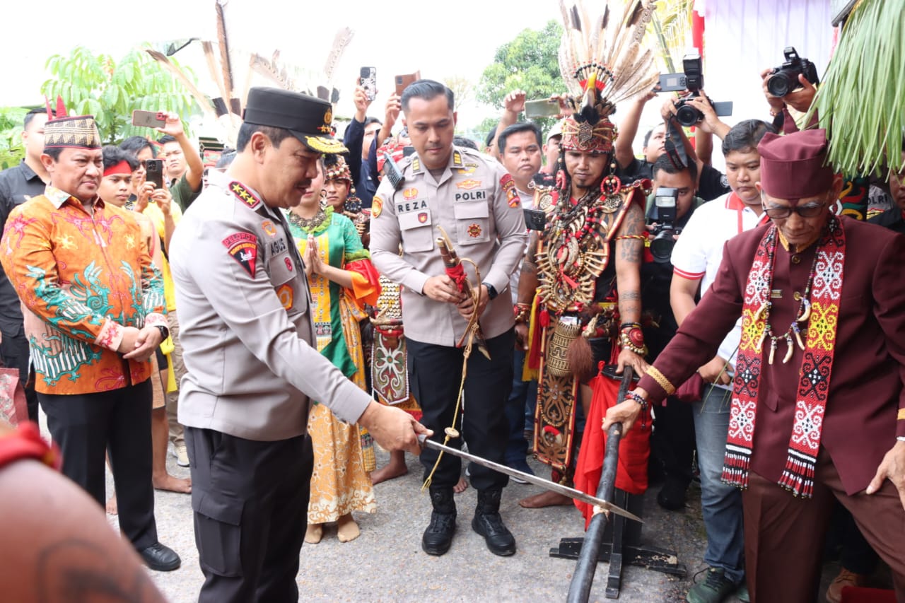 Wagub Edy Pratowo Hadiri Hasupa Hasundau Wakil Kepala Kepolisian Negara RI Dengan Masyarakat Dayak Kalteng