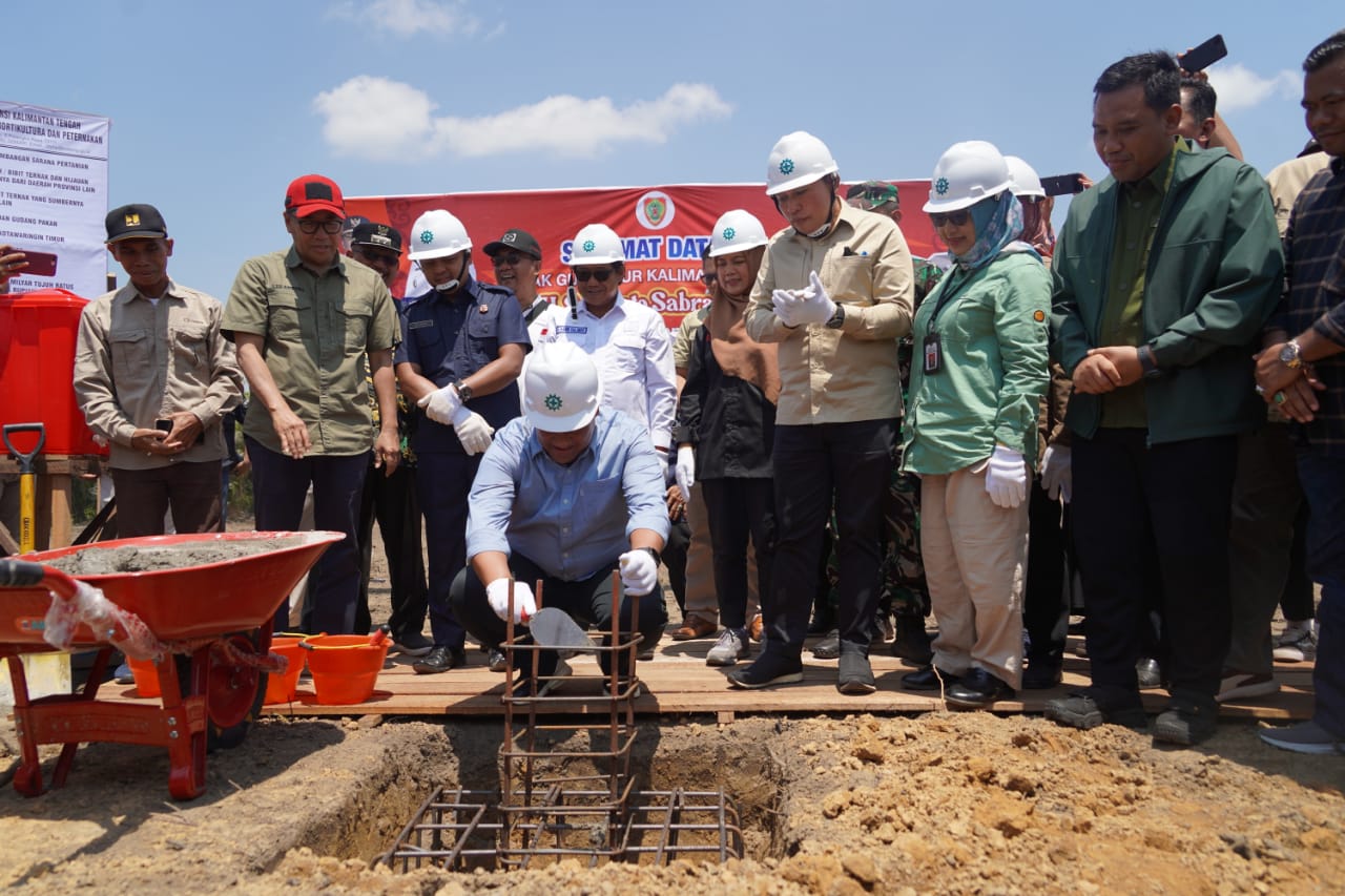 Wagub Kalteng Edy Pratowo Lakukan Peletakan Batu Pertama Pembangunan Pabrik Pakan Ternak