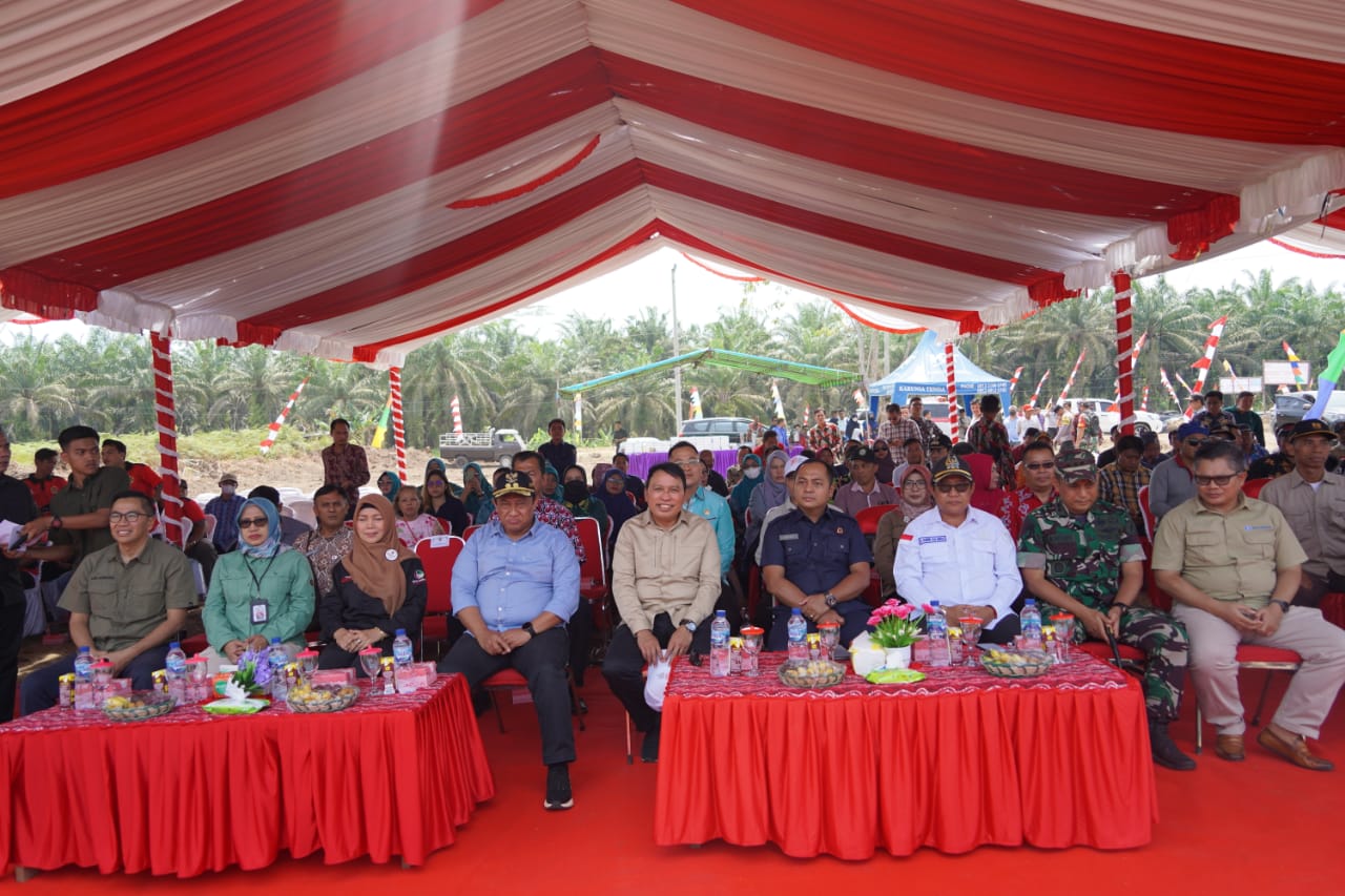 Wagub Kalteng Edy Pratowo Lakukan Peletakan Batu Pertama Pembangunan Pabrik Pakan Ternak