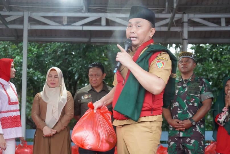Gubernur Sugianto Sabran Tinjau Langsung Pelaksanaan Pasar Penyeimbang Di Kantor Kec. Kapuas Timur, Kab. Kapuas