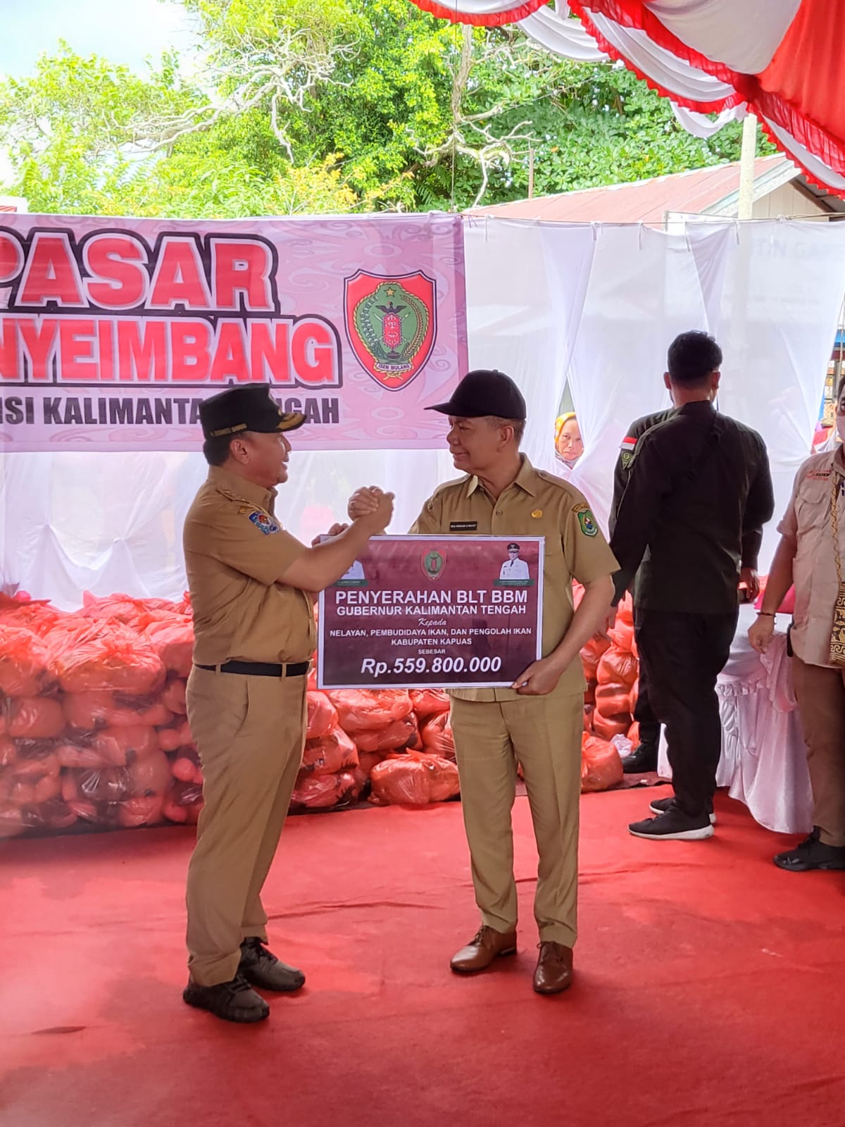 Gubernur Serahkan Bantuan Sosial BLT BBM Bagi Nelayan Dan Pelaku Usaha Perikanan Di Kab. Kapuas