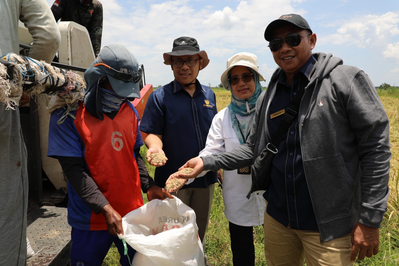 Kadis TPHP Sunarti Bersama Kepala Kanwil Ditjen Perbendaharaan Kalteng Kunjungan Lapangan ke Kawasan Cetak Sawah