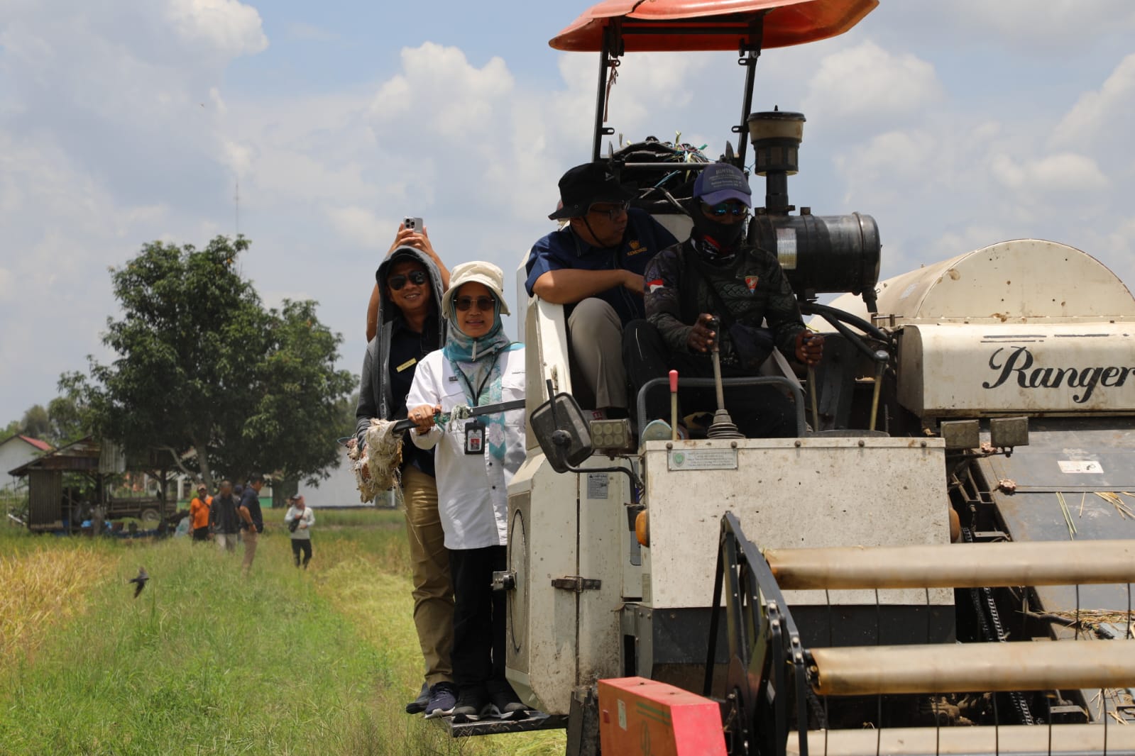 Kadis TPHP Sunarti Bersama Kepala Kanwil Ditjen Perbendaharaan Kalteng Kunjungan Lapangan ke Kawasan Cetak Sawah