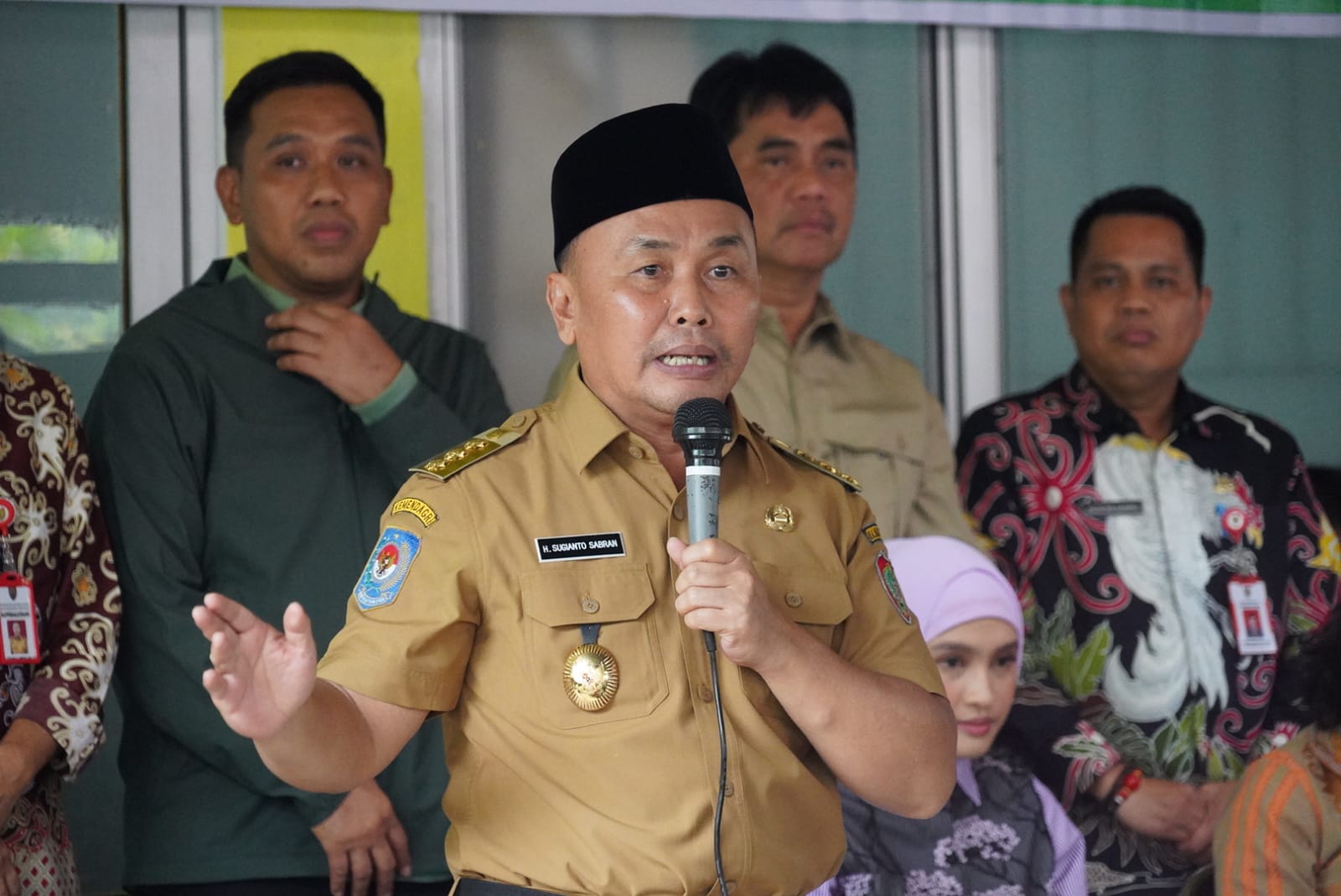 Gubernur Kalteng Sugianto Sabran Buka Pasar Murah dan Salurkan Bantuan di Kelurahan Puruk Cahu Seberang