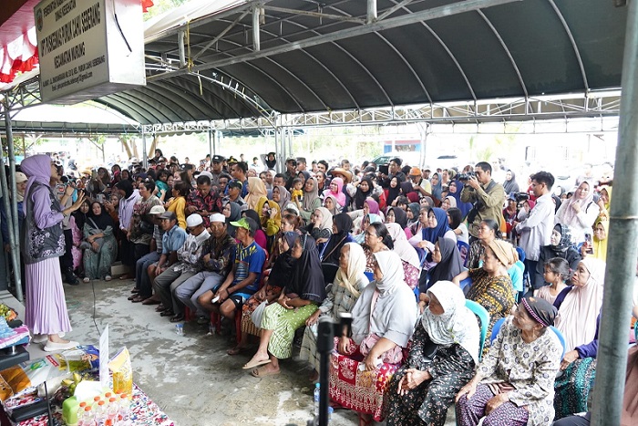 Gubernur Kalteng Sugianto Sabran Buka Pasar Murah dan Salurkan Bantuan di Kelurahan Puruk Cahu Seberang