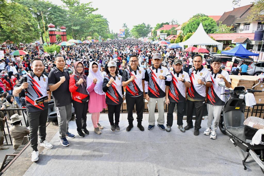 Plh. Kadispursip Kalteng Arthur Mukkun Ikuti Rangkaian Acara Jalan Sehat Hari Pahlawan Berkah